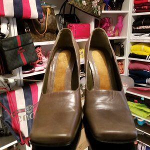 OLIVE GREEN LEATHER PUMP